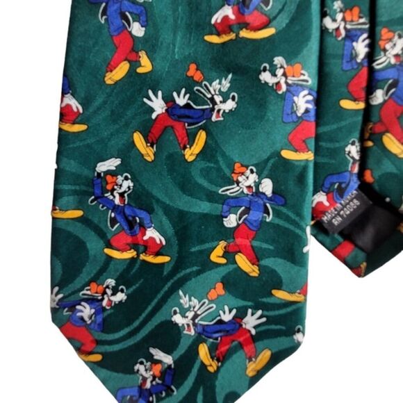 Mickey Unlimited Green and Red Goofy Tie - Picture 4 of 7